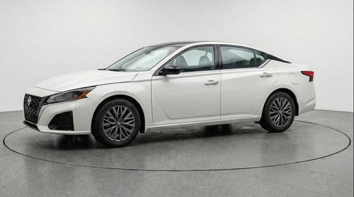 Glacier White 2025 Nissan Altima SV FWD