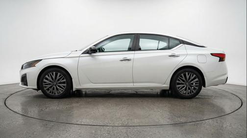 Glacier White 2025 Nissan Altima SV FWD