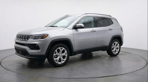 Silver Zynith Metallic Clearcoat 2025 Jeep Compass Latitude