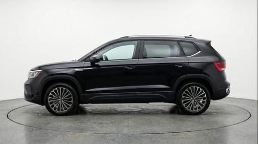 Deep Black Pearl 2025 Volkswagen Taos 1.5T SE