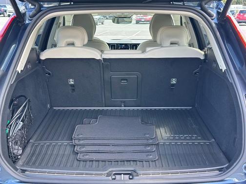 2025 Volvo XC60 Plug-In Hybrid T8 Plus