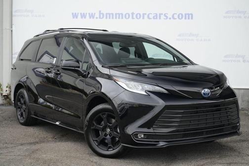2025 Toyota Sienna Woodland Edition