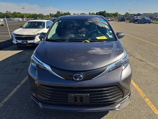 2025 Toyota Sienna LE