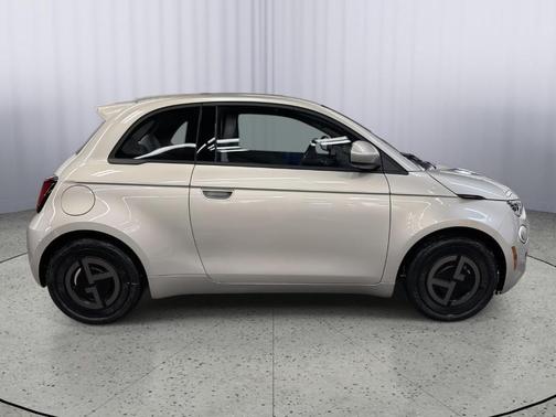 2025 FIAT 500e Base