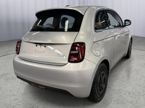 2025 FIAT 500e Base