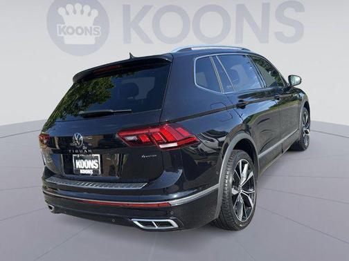 Deep Black Pearl 2022 Volkswagen Tiguan 2.0T SEL R-Line 4MOTION