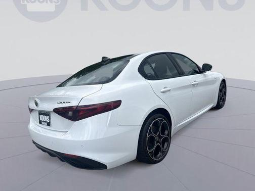 Alfa White 2023 Alfa Romeo Giulia Veloce AWD