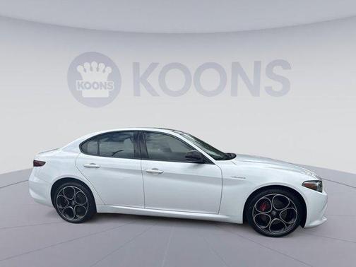 Alfa White 2023 Alfa Romeo Giulia Veloce AWD