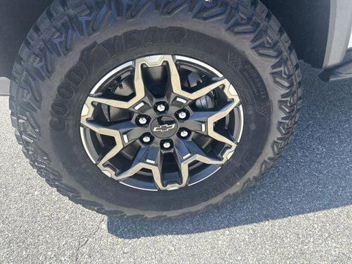 Summit White 2026 Chevrolet Colorado ZR2