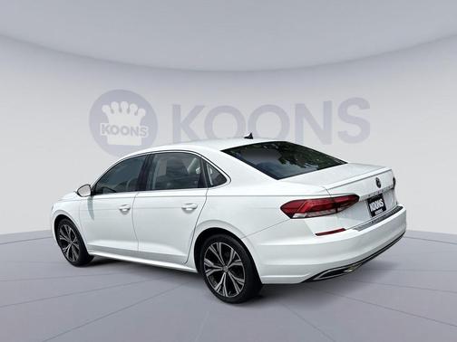 Pure White 2021 Volkswagen Passat 2.0T SE