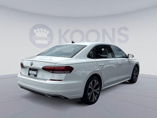 Pure White 2021 Volkswagen Passat 2.0T SE