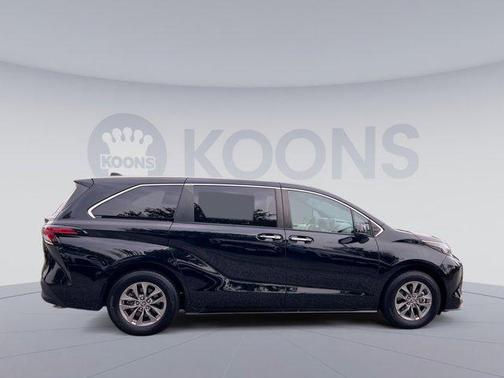 2021 Toyota Sienna XLE 8 Passenger