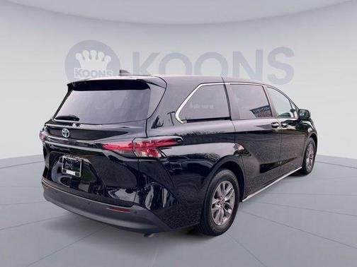 2021 Toyota Sienna XLE 8 Passenger