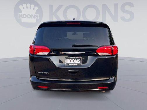 2022 Chrysler Voyager LX
