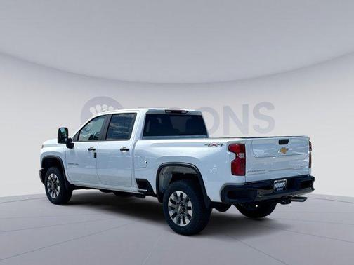 Summit White 2026 Chevrolet Silverado 2500 Custom