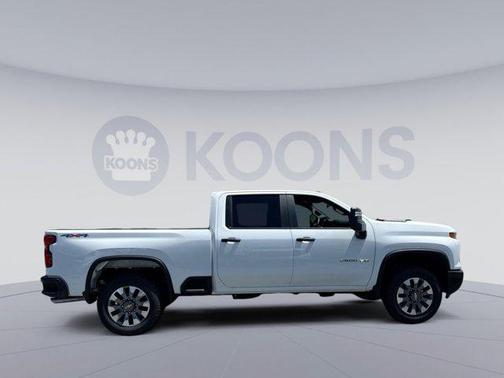 Summit White 2026 Chevrolet Silverado 2500 Custom