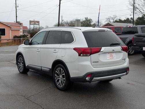 Diamond White Pearl 2016 Mitsubishi Outlander GT