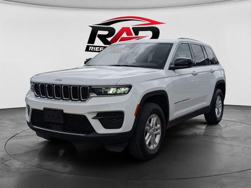 Bright White Clearcoat 2023 Jeep Grand Cherokee Laredo