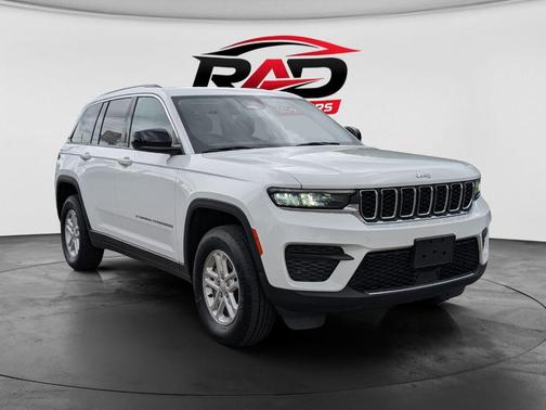 Bright White Clearcoat 2023 Jeep Grand Cherokee Laredo