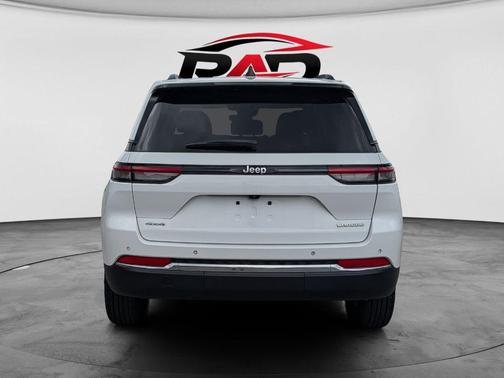 Bright White Clearcoat 2023 Jeep Grand Cherokee Laredo
