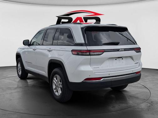 Bright White Clearcoat 2023 Jeep Grand Cherokee Laredo
