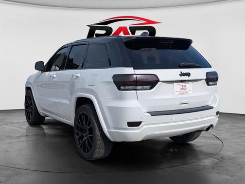Bright White Clearcoat 2018 Jeep Grand Cherokee Laredo E