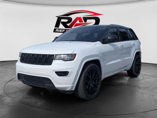 Bright White Clearcoat 2018 Jeep Grand Cherokee Laredo E