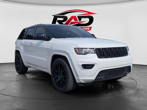 Bright White Clearcoat 2018 Jeep Grand Cherokee Laredo E