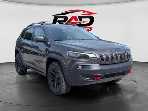 Granite Crystal Metallic Clearcoat 2019 Jeep Cherokee Trailhawk