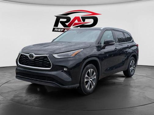 Midnight Black Metallic 2022 Toyota Highlander XLE