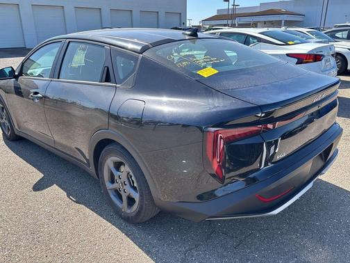 Aurora Black Pearl 2025 Kia K4 LXS
