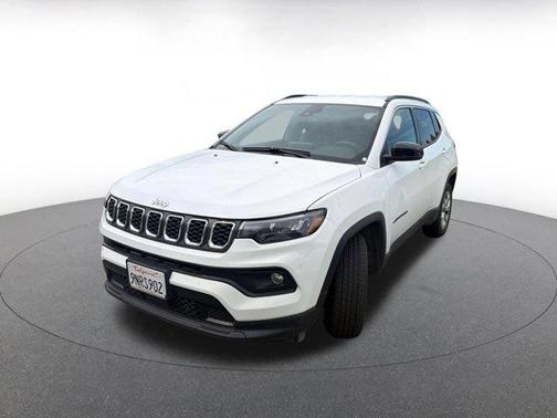 Bright White Clearcoat 2025 Jeep Compass Latitude