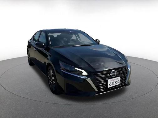 Super Black 2025 Nissan Altima SV FWD