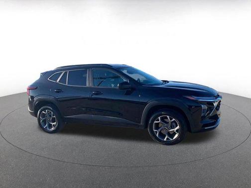 Mosaic Black Metallic 2025 Chevrolet Trax LT