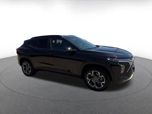 Mosaic Black Metallic 2025 Chevrolet Trax LT