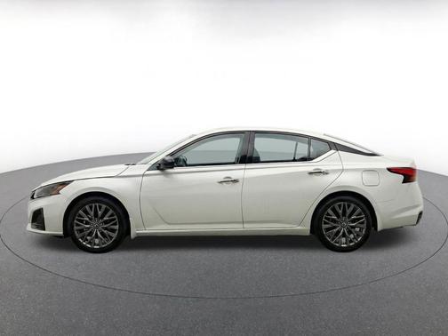 Pearl White Tricoat 2025 Nissan Altima SV FWD