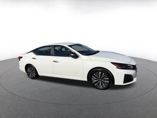 Glacier White 2025 Nissan Altima SV FWD