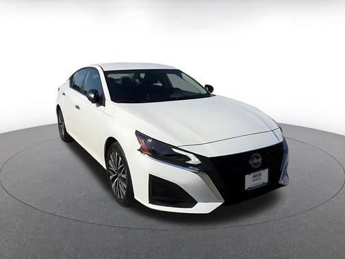 Glacier White 2025 Nissan Altima SV FWD