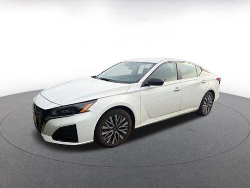 Glacier White 2025 Nissan Altima SV FWD