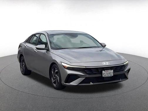 2025 Hyundai ELANTRA SEL