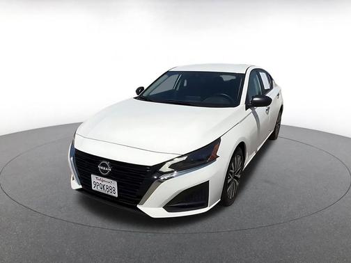 Glacier White 2025 Nissan Altima SV FWD
