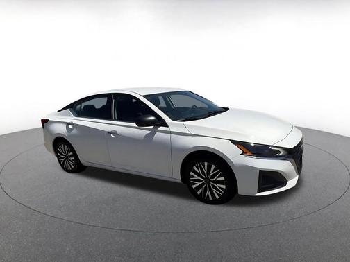 Glacier White 2025 Nissan Altima SV FWD