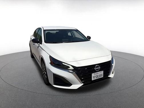 Glacier White 2025 Nissan Altima SV FWD