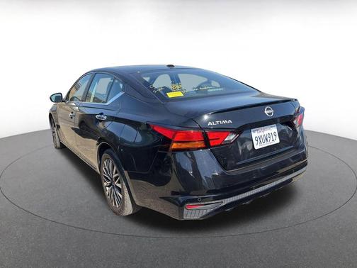 Super Black 2025 Nissan Altima SV FWD