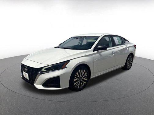 Glacier White 2025 Nissan Altima SV FWD