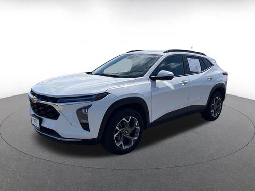 Summit White 2025 Chevrolet Trax LT