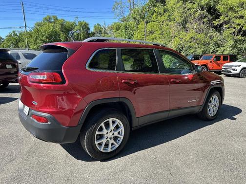 Deep Cherry Red Crystal Pearlcoat 2017 Jeep Cherokee Latitude