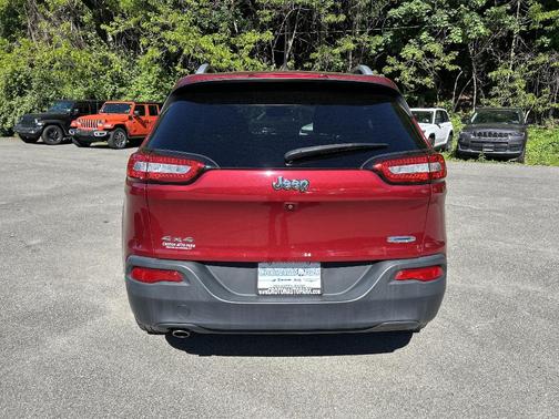 Deep Cherry Red Crystal Pearlcoat 2017 Jeep Cherokee Latitude