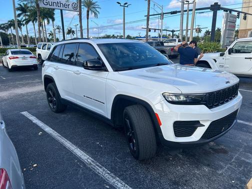 Bright White Clearcoat 2023 Jeep Grand Cherokee Altitude