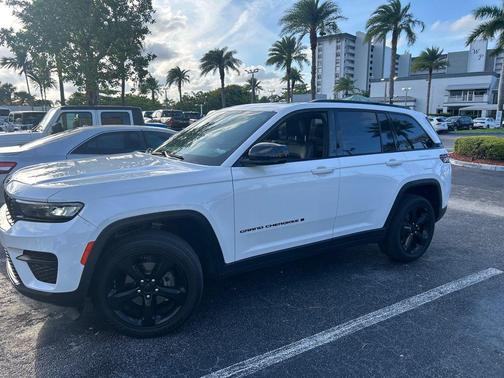 Bright White Clearcoat 2023 Jeep Grand Cherokee Altitude